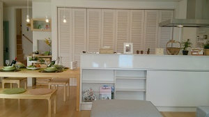 フレスコの分譲住宅　キッチン後ろは全面収納