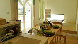 フレスコの分譲住宅　キッチンから和室をのぞむ