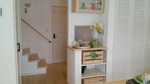 フレスコの分譲住宅　リビングの入り口には素敵な棚が