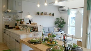 フレスコの分譲住宅　白で統一されたリビングダイニング