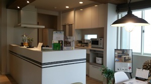 新昭和のモデルハウス　タイル張りのキッチン