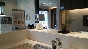 新昭和のモデルハウス　キッチンからリビングをのぞむ